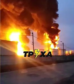 Mosca: elicotteri ucraini incendiano deposito di petrolio a Belgorod