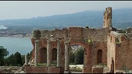 Taormina, i rocciatori per ripulire il Teatro Antico dalle erbacce
