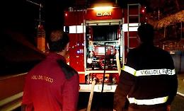 Scoppia incendio in una abitazione: due feriti