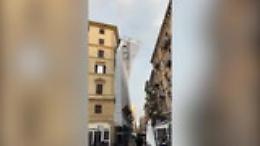 Crolla ponteggio nel centro storico  di La Spezia, terrore tra i passanti