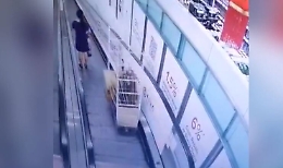 Il carrello della spesa "scappa" per le scale e travolge due persone