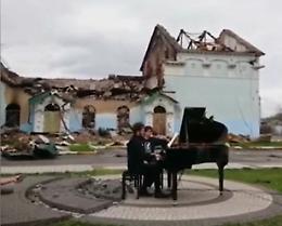 Ucraina, pianista suona Chopin davanti alle rovine della 'Casa della cultura' di Irpin