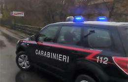 «Devi lasciare in pace mia figlia» e spara contro l'auto con a bordo il "corteggiatore"