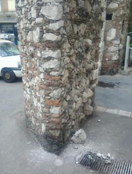 Taormina, l'Arco di Porta Messina perde un altro pezzo