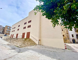 Ripulita la facciata del cine teatro comunale