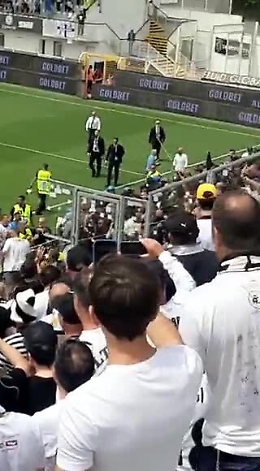 Spezia Napoli, invasione di campo e match sospeso per 16 minuti