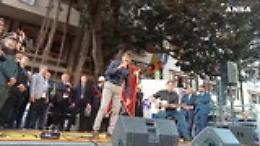 Falcone, Morandi canta "Un mondo d'amore" davanti all'albero