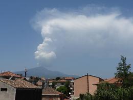 Nube bianca sull'Etna, vulcanologo chiarisce: «Nessun cataclisma, ecco di cosa si tratta»