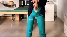 Giovane dottoressa balla in ospedale e posta video su Tik Tok: Asp apre indagine