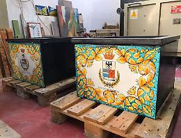 Nuove fioriere e buttacarte in ceramica decorata: verranno sistemate in centro