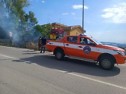 La Protezione civile doma un incendio che minacciava le abitazioni
