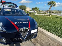 Dai carabinieri per sporgere querela, con un coltello in borsa: denunciata