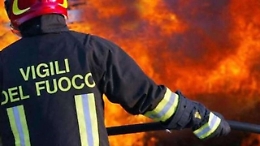 Cianciana, incendio lambisce un'abitazione e danneggia due autovetture