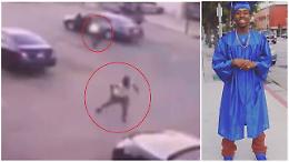 California, polizia spara contro un giovane afroamericano e lo uccide: il video shock