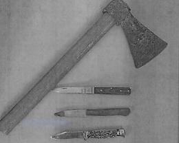 Con un'ascia minaccia la moglie e si scaglia contro auto dei suoceri: arrestato