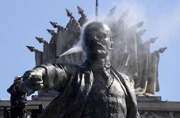 Lettonia: tensioni per rimozione monumenti sovietici