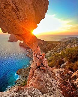 Foto dei Ferragnez a picco sul mare non piace ai follower: "Siete un cattivo esempio"