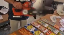 Armato di motosega semina il panico e rapina bar in aree di servizio tra Messina e Catania