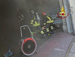 Catania, paura in via Ercole Patti per l'incendio in un garage