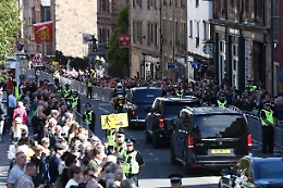 Regina: folla a Edimburgo, a Londra atteso un milione di persone