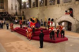 Il Regno Unito in fila per rendere omaggio a Elisabetta II