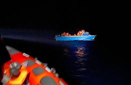 Barcone si capovolge al largo della Libia, si teme per la sorte di 70 persone. I 398 dell'Humanity 1 a Taranto