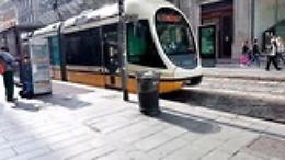 Milano, sale sul tram con un frigorifero