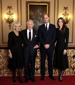 Prima foto ufficiale per re Carlo con accanto i principi di Galles