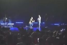 Vichy a Cristina sul palco con Gigi D'Alessio al Metropolitan di Catania: «Mi vuoi sposare?»