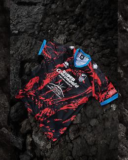 Catania, ecco la terza maglia: l'Etna e la lava protagonisti