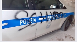 Pachino, insulti con lo spray sull'auto dei vigili urbani: presi i responsabili
