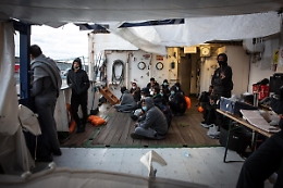 Migranti, il comandante della Humanity 1 respinge l'ordine di lasciare il porto di Catania: «Non posso andarmene»