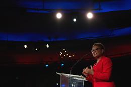 Karen Bass fa la storia: è la prima donna a guidare Los Angeles