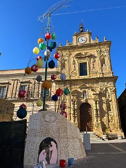 A Naro l'albero di Natale che denuncia crisi e spopolamento