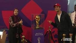 Cresce la febbre per la finale di Qatar 2022: la Coppa del Mondo esposta entusiasma i tifosi