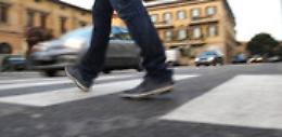 Due ragazze investite sulle strisce pedonali: caccia al pirata della strada