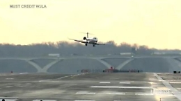 L'aereo tenta l'atterraggio in Virginia, ma il vento &egrave; troppo forte: costretto a riprendere quota