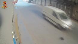 Da Napoli a Catania per rubare farmaci oncologici: il video del furto