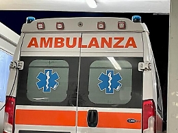 Si schianta con l'auto contro il muro di una casa e di due auto in sosta: ferito