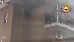 Appartamento e mansarda vanno a fuoco in una palazzina a Catania: le immagini