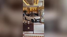 Litiga con lo staff di un hotel di lusso, poi entra con la sua auto nella hall