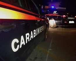 Ubriaca e senza patente tampona l'auto dei carabinieri: denunciata