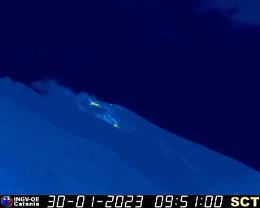 Stromboli: esplosioni, lancio materiale piroclastico e nube
