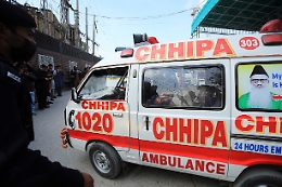 Pakistan: attacco in moschea, morti almeno 28 agenti
