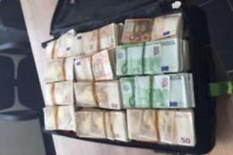 Corruzione, indagato funzionario Ars: quando ha visto i carabinieri ha lanciato dalla finestra una valigetta con 15.000 euro