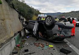 Auto contro un muro lungo la A20 Messina Palermo: morti due catanesi