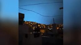 Il momento del sisma in Turchia, il cielo si illumina di lampi