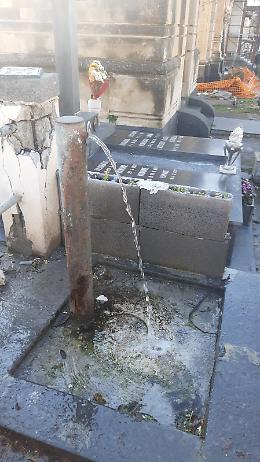 Spreco d'acqua al cimitero di Catania