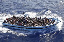Alarm Phone lancia Sos per un barcone con 500 migranti in difficoltà nel Canale di Sicilia