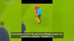 Premier League, gomitata del guardalinee al calciatore del Liverpool